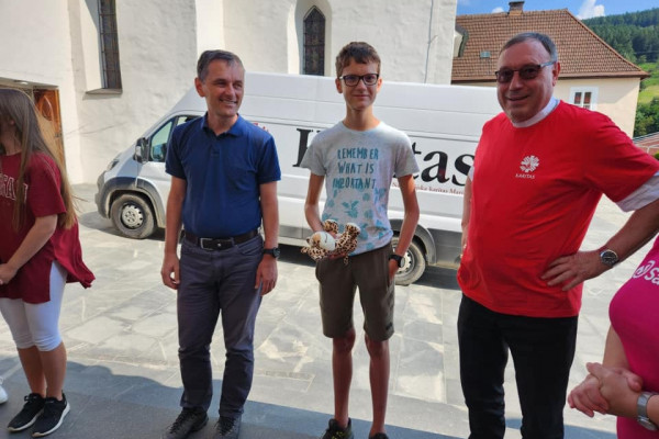 Škof Saje obiskal ob katastrofalnih poplavah prizadete kraje na Koroškem